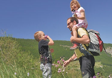La famiglia passeggia lungo i campi di fragole della Val Martello